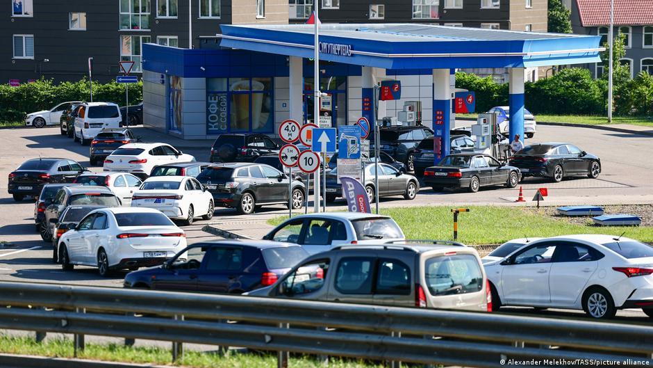 Gas queues grow as Ukraine targets Russia's fuel supply