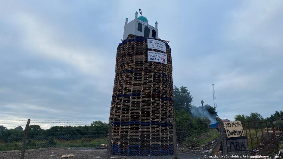 UK: Police attempt to remove loyalist bonfire 'hate display'