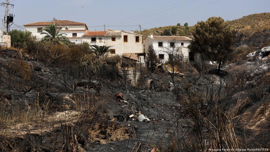 Spain wildfire: Firefighters begin to contain deadly blaze