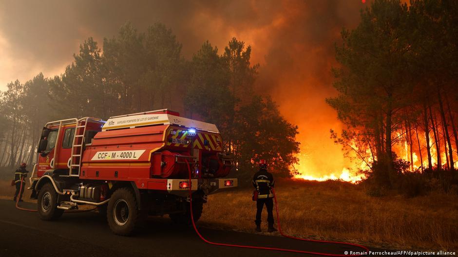 France: Macron holds crisis talks as wildfires spread